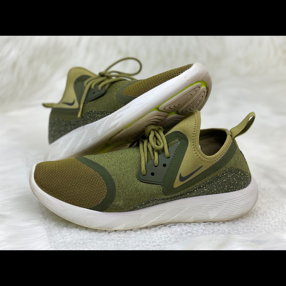 Nike

LUNARCHARGE ESSENTIAL 'CAMPER GREEN